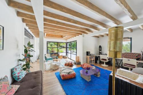 - un salon avec un canapé et un tapis bleu dans l'établissement Charming country house swimming pool 17 min from Bordeaux, à Latresne