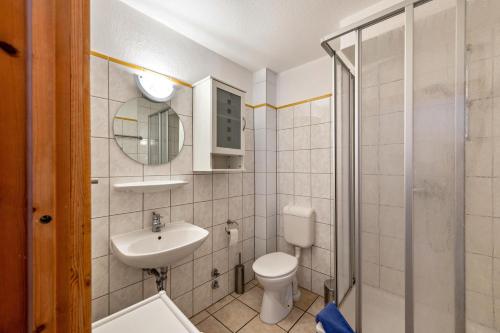 a bathroom with a toilet and a sink and a shower at Krüseliner Mühle - Ferienwohnungen in Krüselin