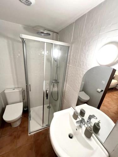 une salle de bain avec une douche, un lavabo et des toilettes dans l'établissement Les chambres de la bastide - 304, à Carcassonne
