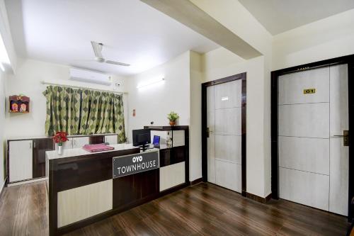 ein Büro mit einer Rezeption und einer Tür in der Unterkunft Townhouse TR Residence Newtown in Kalkutta