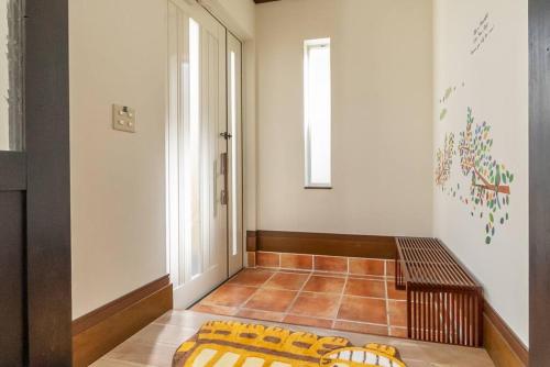 a room with a bed in the middle of a room at ジブリパークまで車10分 遊べるキッズハウス1棟貸切り 敷地内無料駐車場あり 最大12名 in Seto
