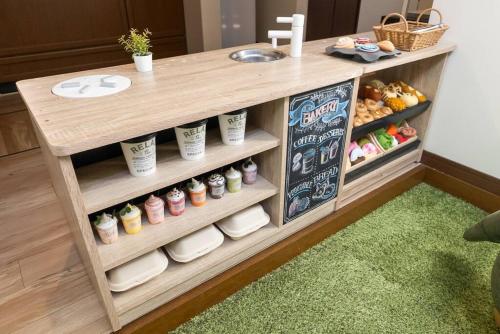 a food cart with food on it in a kitchen at ジブリパークまで車10分 遊べるキッズハウス1棟貸切り 敷地内無料駐車場あり 最大12名 in Seto