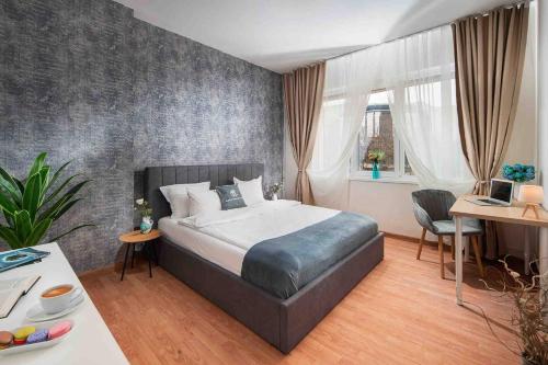 Ένα ή περισσότερα κρεβάτια σε δωμάτιο στο National Palace Of Culture 1 Step Away!