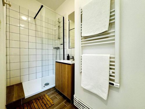 a bathroom with a shower and a sink at Le Saint Savinien - By 69ALSACELO - Patio Privé - Idéal Couple & Pros - Canapé convertible - Centre Ville - WiFi Fibre - Check-in Autonome - Parking Facile & Gratuit in Sens