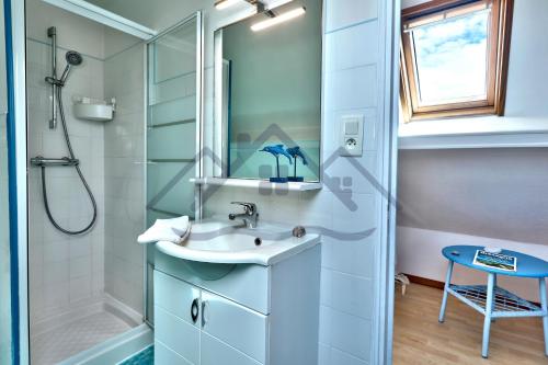Ένα μπάνιο στο LocaLise - C02 - Vue mer - Balcon - Plage juste à côté - Centre et port à pied - Wifi inclus - Draps inclus - Animaux bienvenus