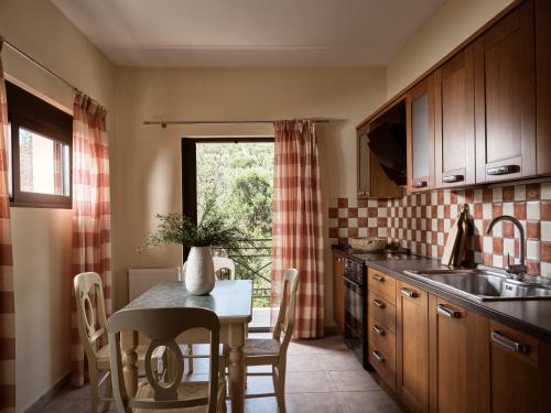 Una cocina con una mesa y un comedor. en Rosa Sea Front Maisonette, en Alikanas