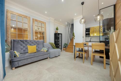 Rustic Magic Two-Storey Apartment with Garden by Noclegi Renters