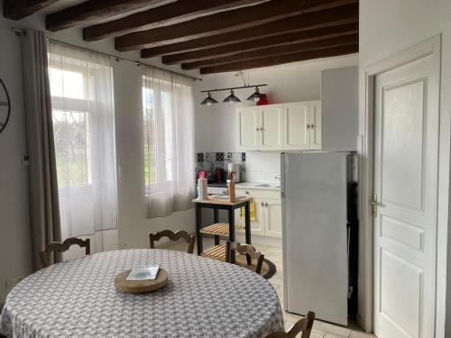 Il comprend une cuisine équipée d'une table et d'un réfrigérateur. dans l'établissement Le Noisetier, à Cerelles