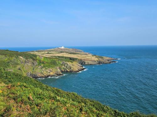 an island in the middle of the ocean at Hedd in Amlwch