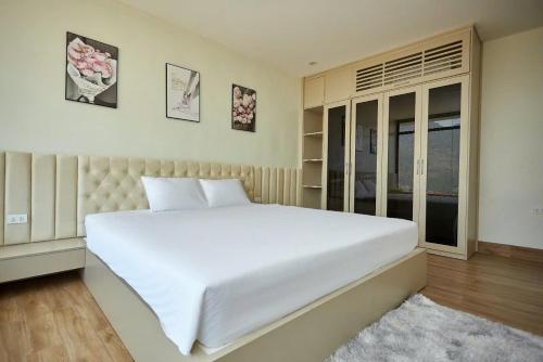 a bedroom with a large white bed and a window at An's House SaPa - Nguyên Căn 5 Phòng Ngủ View Núi in Sa Pa