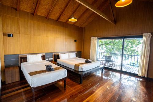 Giường trong phòng chung tại Relax Bay Beach Resort