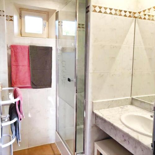 une salle de bain avec douche et lavabo dans l'établissement Le balcon de Gordes, à Gordes