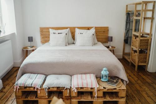 a bedroom with a bed with two pillows and a table at I Gemütliches 1-Zimmer-Apartment & eigenes Bad I in Neuendorf