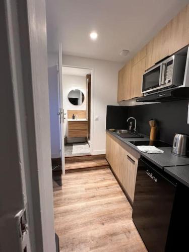 une cuisine avec un évier et un plan de travail dans l'établissement Le Bohème 1er Étage, à Abbeville