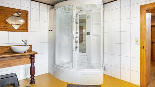 une salle de bain avec douche et lavabo dans l'établissement Schwarzwald - Ferienhaus In, à Villingen-Schwenningen