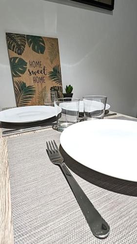 une table avec une fourchette et des plaques blanches dans l'établissement Le Jungle 2ème Étage, à Abbeville