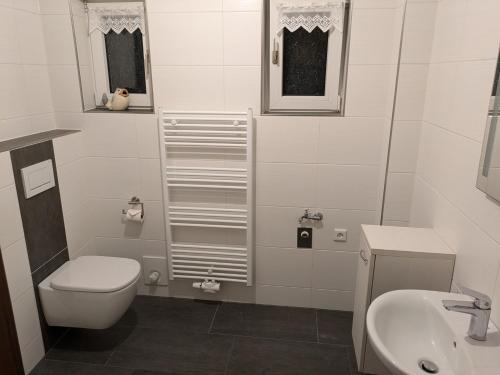 Ένα μπάνιο στο Ferienwohnung Cramer, 86002