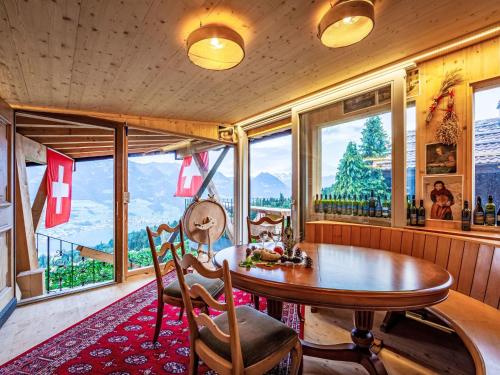 ein Esszimmer mit einem Tisch und Bergblick in der Unterkunft Holiday Home Chalet Zun 6B by Interhome in Sarnen