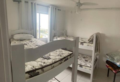 Postel nebo postele na pokoji v ubytování Ap a 2 quadras da praia e próximo ao Beto Carrero