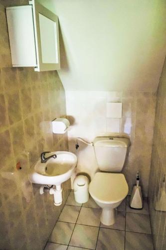 Ένα μπάνιο στο Holiday Home Stárkov by Interhome