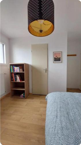 une chambre avec un lit et une étagère dans l'établissement Chambre avec Salle d'eau privée, à Vitré