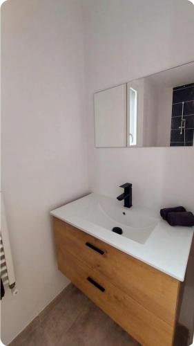 une salle de bain avec un lavabo blanc et un miroir dans l'établissement Chambre avec Salle d'eau privée, à Vitré