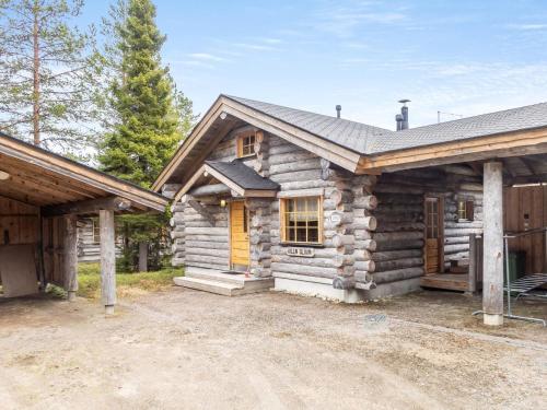 ein Blockhaus mit einer Einfahrt davor in der Unterkunft Holiday Home Villa olivia by Interhome in Rukatunturi 