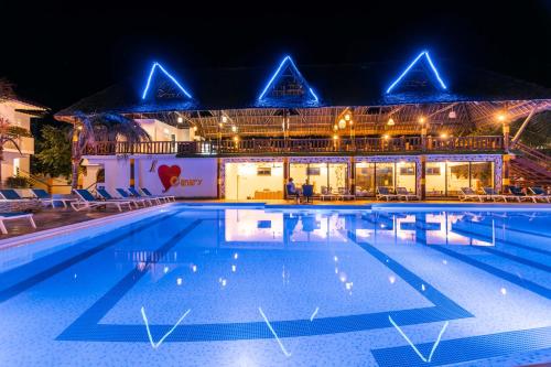 La alberca dentro o cerca de Canary Hotel & SPA