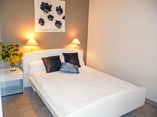 - un lit blanc avec 2 oreillers dans l'établissement Holiday Home Domaine de Saint Martin by Interhome, à Gassin