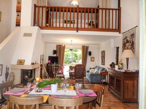 une salle à manger et un salon avec une table et des chaises dans l'établissement Holiday Home Domaine de Saint Martin by Interhome, à Gassin