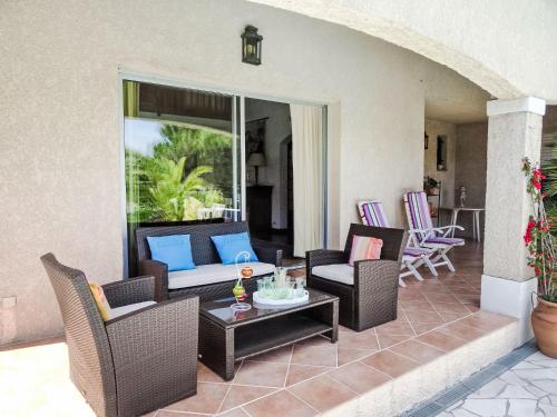 d'une terrasse avec des chaises en osier et une table basse. dans l'établissement Holiday Home Domaine de Saint Martin by Interhome, à Gassin