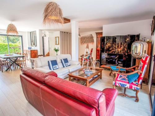 un salon avec un canapé rouge et une table dans l'établissement Villa Ker Rohan by Interhome, à La Bernerie-en-Retz