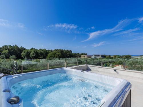 bañera de hidromasaje en un patio con cielo azul en Villa Bianca by Interhome, en Bužinija