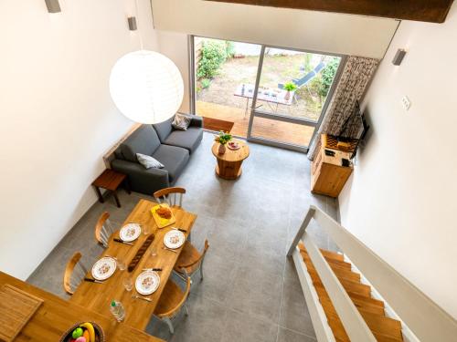 - un salon avec une table et un canapé dans l'établissement Apartment Hameau du courant-2 by Interhome, à Mimizan