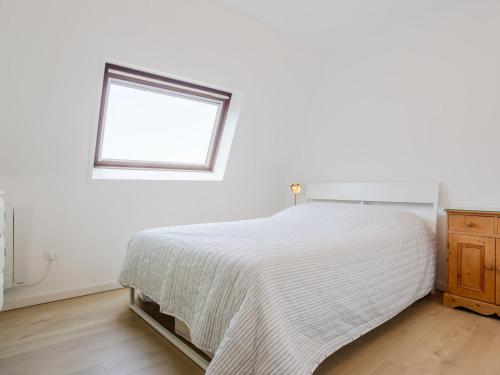 une chambre blanche avec un lit et une fenêtre dans l'établissement Apartment La Deauvillaise-5 by Interhome, à Deauville