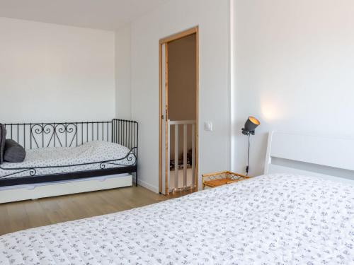 une chambre blanche avec un lit et une fenêtre dans l'établissement Apartment La Deauvillaise-5 by Interhome, à Deauville