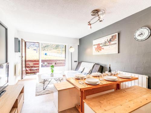 Il comprend une cuisine et un salon avec une table en bois. dans l'établissement Studio Les Tommeuses - Val Claret-38 by Interhome, à Tignes