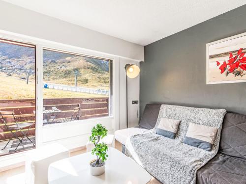 un salon avec un canapé et une table dans l'établissement Studio Les Tommeuses - Val Claret-38 by Interhome, à Tignes