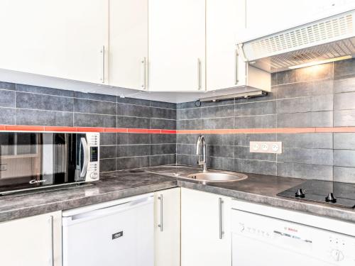 Studio Les Tommeuses - Val Claret-38 by Interhome
