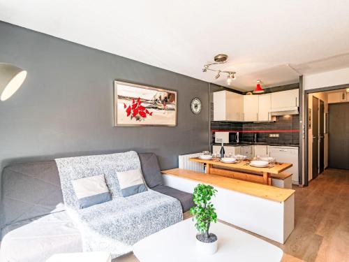 un salon avec un canapé et une table dans l'établissement Studio Les Tommeuses - Val Claret-38 by Interhome, à Tignes