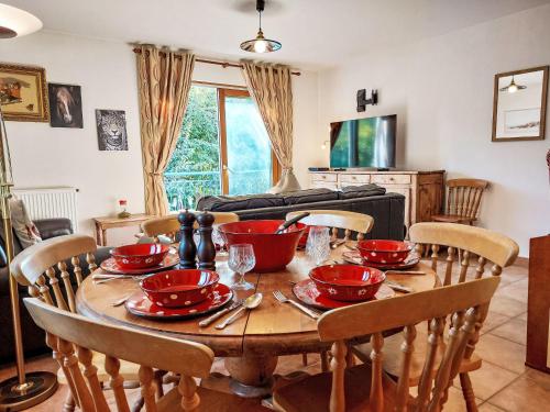 - une table à manger avec des plats rouges dans l'établissement Apartment Domaine de Crespin by Interhome, à Saint-Gervais-les-Bains