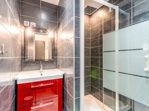 Studio Les Tommeuses - Val Claret-38 by Interhome
