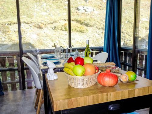 - une table avec un panier de fruits et de légumes dans l'établissement Apartment Le Sérac-11 by Interhome, à Val Thorens