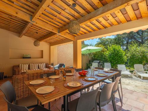 une salle à manger avec une table et des chaises dans l'établissement Villa Les Mimosas by Interhome, à Gassin