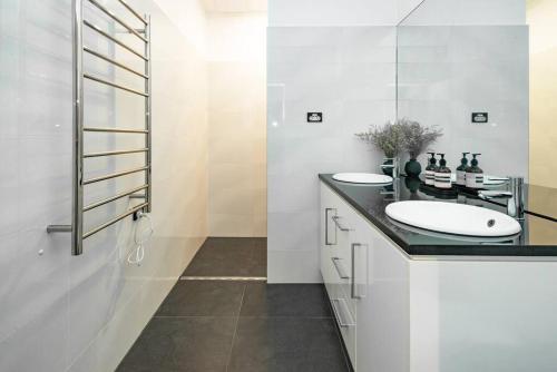 a bathroom with two sinks and a shower at Essex Cottage with garden, 2BR, near Adelaide Showground in Wayville
