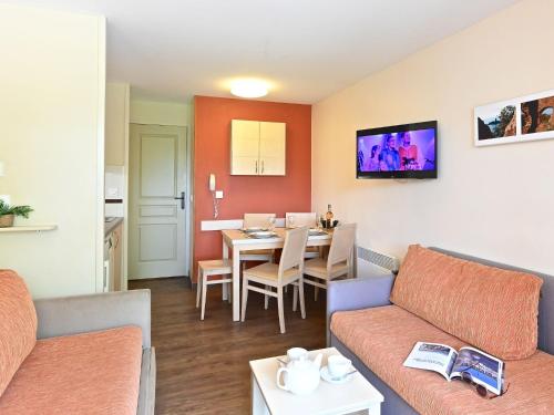 un salon avec un canapé et une salle à manger dans l'établissement Apartment Village Cap Estérel - L'Esquinade-107 by Interhome, à Agay
