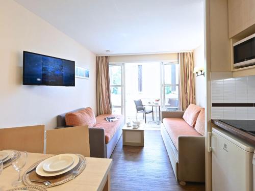 un salon avec un canapé et une table dans l'établissement Apartment Village Cap Estérel - L'Esquinade-107 by Interhome, à Agay