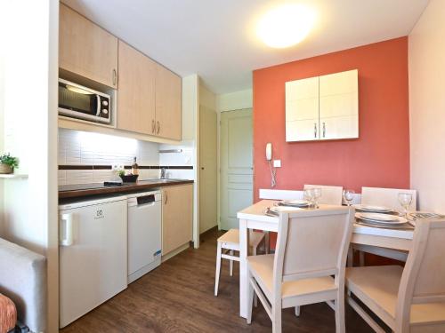 une cuisine et une salle à manger avec une table et des chaises dans l'établissement Apartment Village Cap Estérel - L'Esquinade-107 by Interhome, à Agay