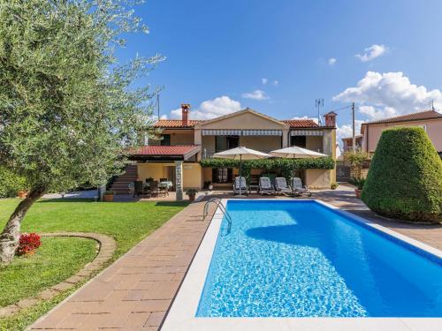 a swimming pool in the yard of a house at Holiday Home Villa Maria by Interhome in Tar