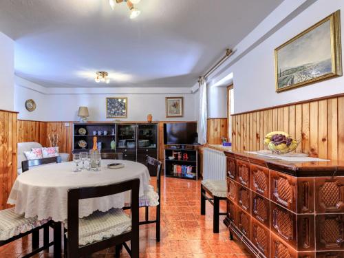 a dining room with a table and chairs at Holiday Home Villa Maria by Interhome in Tar